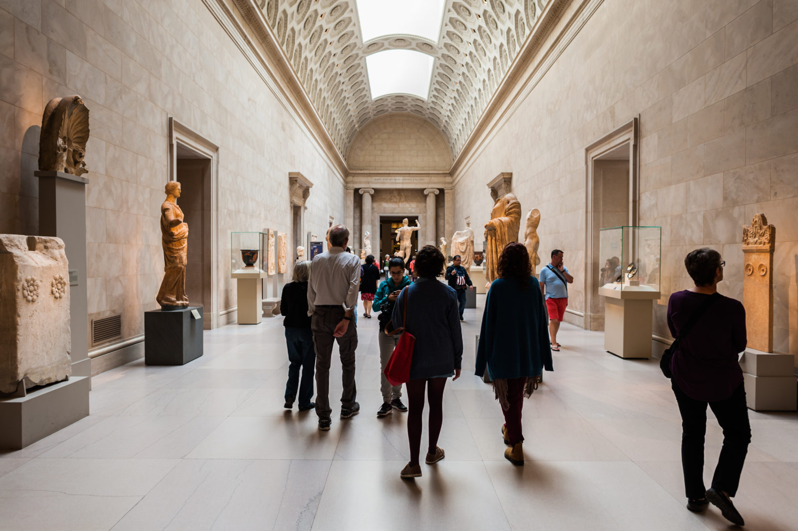 People in museum. Посетитель музея. Поход в музей. Посещать музей. Эрмитаж метрополитен музей.